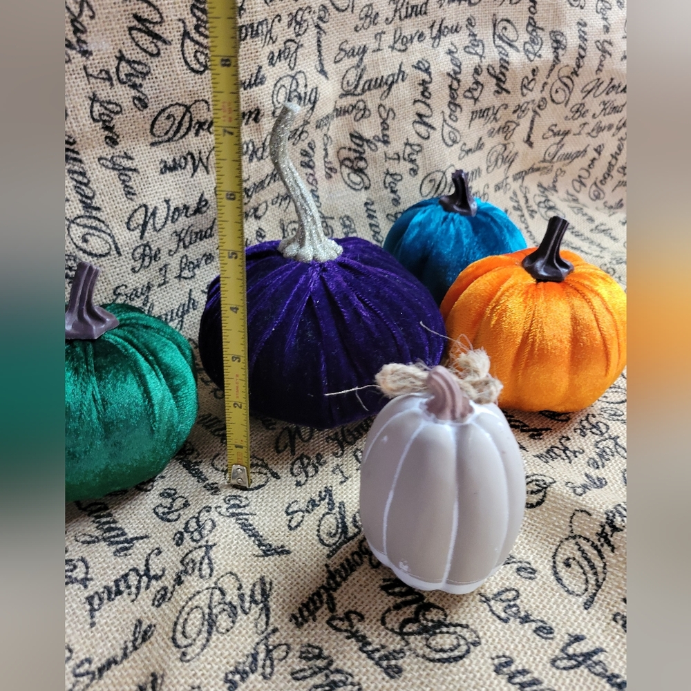 Lot of 5 fall pumpkins 1 is ceramic 4 velvet pumpkins different size - Picture 6 of 8